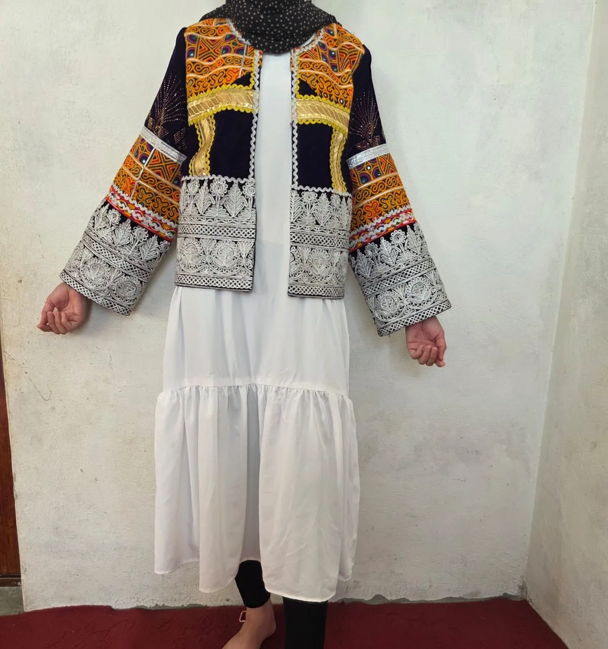 Afghanische Samtjacke, Schwarz – Schwarz mit orangefarbener, goldener und silberner Stickerei