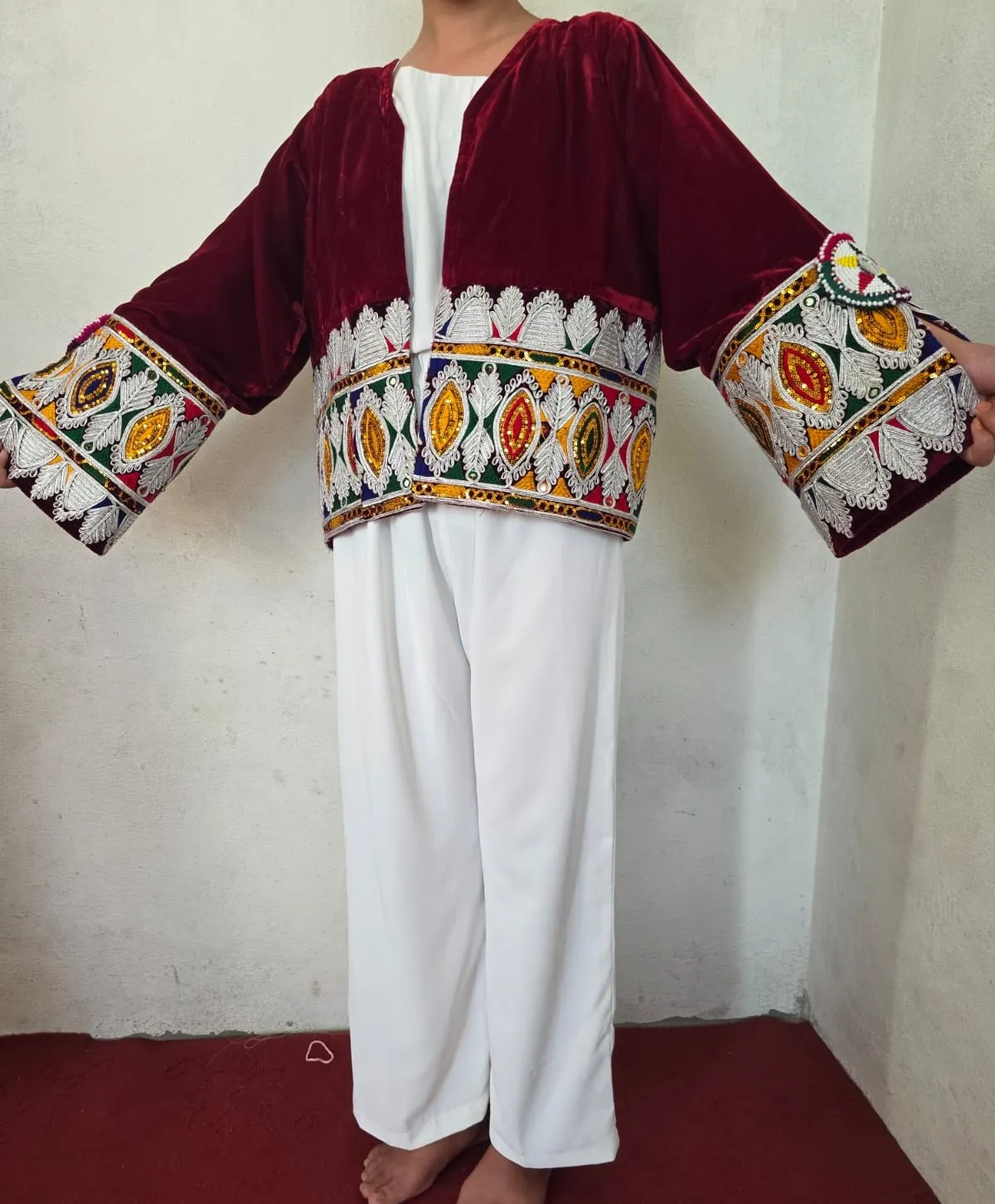 Afghanische Samtjacke, Bordeauxrot – Bordeauxrot mit mehrfarbiger Stickerei